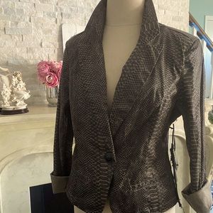 Stylish snake skin design lightweight jacket. Perfect to throw over a top/dress